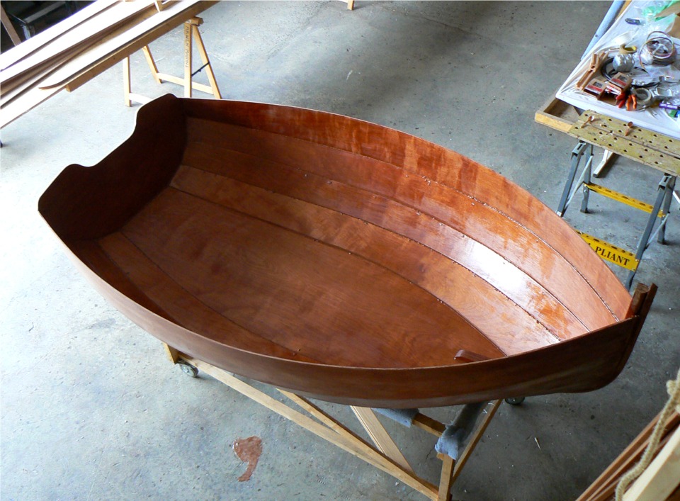 J'ai pass&eacute; une couche d'&eacute;poxy charg&eacute;e dans tous les joints int&eacute;rieurs entre les bord&eacute;s et cette vue de dessus d&eacute;voile l'h&eacute;naurme volume de la courte coque de l'Arwen. 