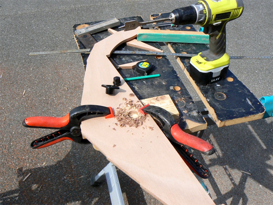 Avant de me lancer dans la couture, je pr&eacute;pare les autres pi&egrave;ces : ici, je perce pour le nable dans la membrure arri&egrave;re qui ferme le petit caisson &eacute;tanche sous le si&egrave;ge arri&egrave;re. 