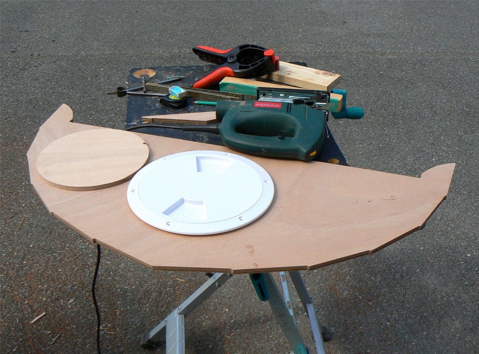 J'ai fait la d&eacute;coupe pour une trappe &agrave; joint torique de 8 pouces dans la membrure avant, afin d'avoir un acc&egrave;s ais&eacute; au grand caisson &eacute;tanche de l'avant. 