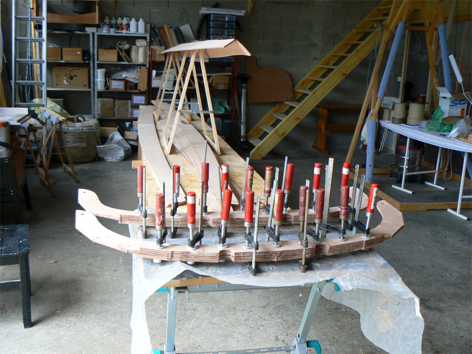 L'assemblage des deux membrures centrales est sous presse, et je viens de suturer les deux bord&eacute;s 1 et de les jucher sur les deux tr&eacute;teaux. 