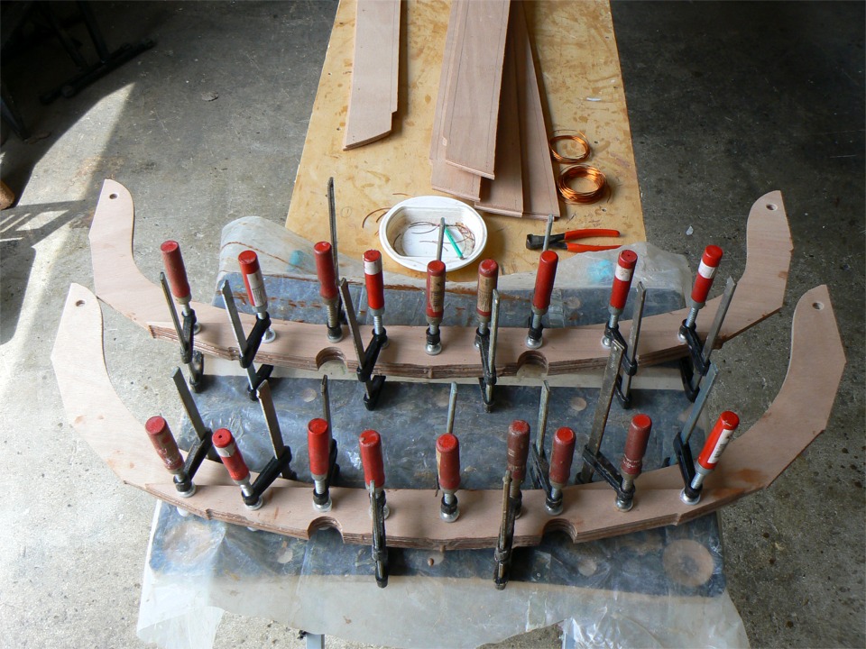 Chacune de ces membrures est compos&eacute;e de 4 &eacute;l&eacute;ments : deux varangues prennent en sandwich deux demies membrures. Toutes les pi&egrave;ces sont en contreplaqu&eacute; de 9 mm, ce qui donne une &eacute;paisseur de 27 mm au niveau des varangues. Cette &eacute;paisseur inusuelle leur conf&egrave;re la rigidit&eacute; n&eacute;cessaire pour tenir la partie centrale de la yole, d&eacute;pourvue d'autre structure transversale (banc ou autre). 