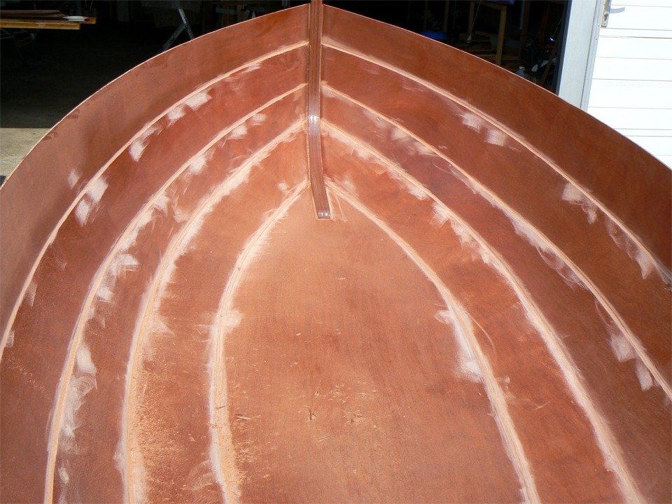 J'ai donc bien avanc&eacute; sur l'Arwen, commenc&eacute;e fin mars, et qui avait pris un bon coup de frein pendant les travaux de l'atelier puis la construction des deux Skerry(ies). J'ai gratt&eacute; et ponc&eacute; les joints sur l'int&eacute;rieur de la coque. 