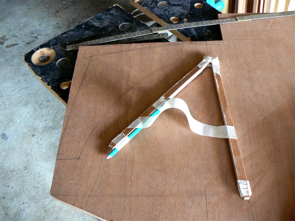 J'ai aussi perdu un peu de temps &agrave; faire breveter ceci, pour m'apercevoir que le brevet &eacute;tait irrecevable car le "compas", comme on l'appelle, existe d&eacute;j&agrave;... Dingue ! En fait, le mien est trop petit et j'ai bricol&eacute; celui-ci et un autre mod&egrave;le plus simple (un clou plant&eacute; &agrave; travers un bout tasseau et un crayon scotch&eacute; orthogonalement &agrave; l'autre bout : clouez ailleurs pour r&eacute;gler le rayon) afin de tracer des pi&egrave;ces de l'Arwen. 