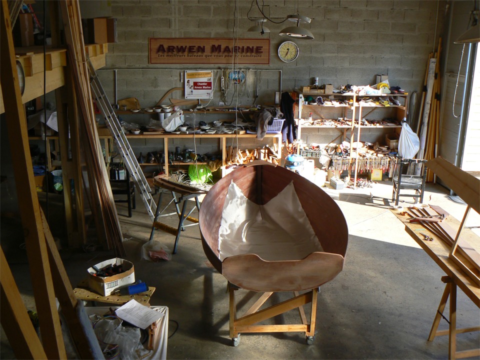 J'ai mis en place le tissu de verre pour proc&eacute;der &agrave; la stratification de l'int&eacute;rieur, toujours sur la sole et les galbords. Ainsi, le contreplaqu&eacute; du fond de la coque sera pris en sandwich entre deux stratifications, ce qui rend la coque tr&egrave;s rigide et "blinde" les surfaces l&agrave; o&ugrave; elles en ont besoin. 