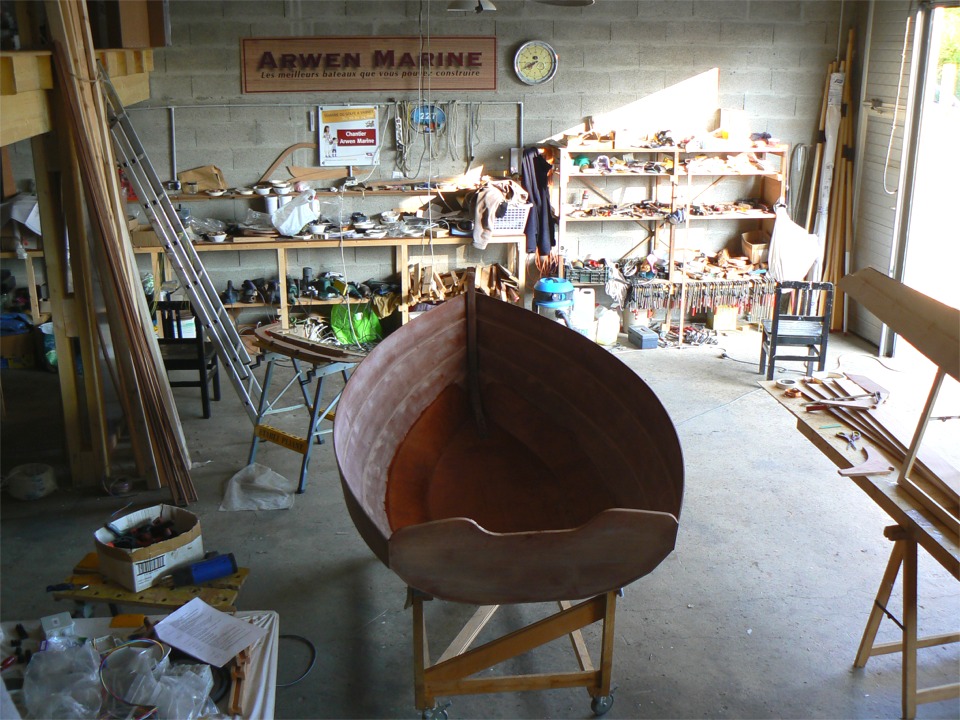 Une fois le tissu de verre satur&eacute; d'&eacute;poxy, il devient transparent. 