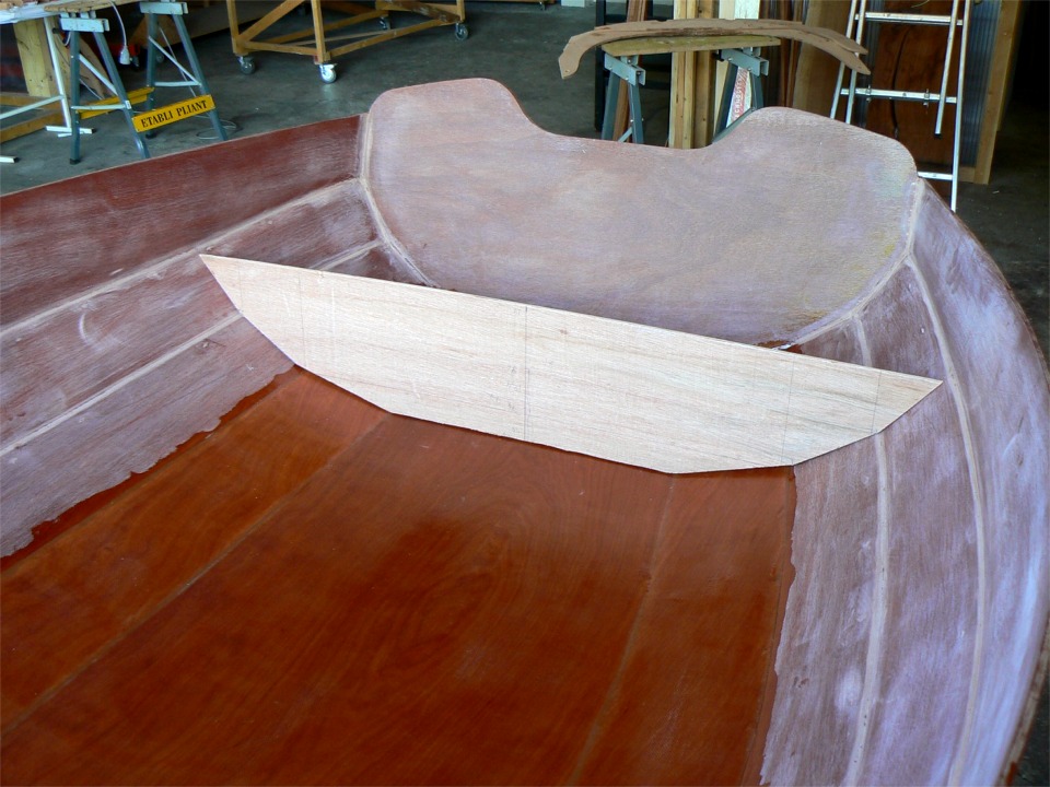 J'ai taill&eacute; un gabarit pour la cloison du caisson &eacute;tanche de l'arri&egrave;re. On voit qu'il n&eacute;cessite encore des ajustements sur les galbords. 