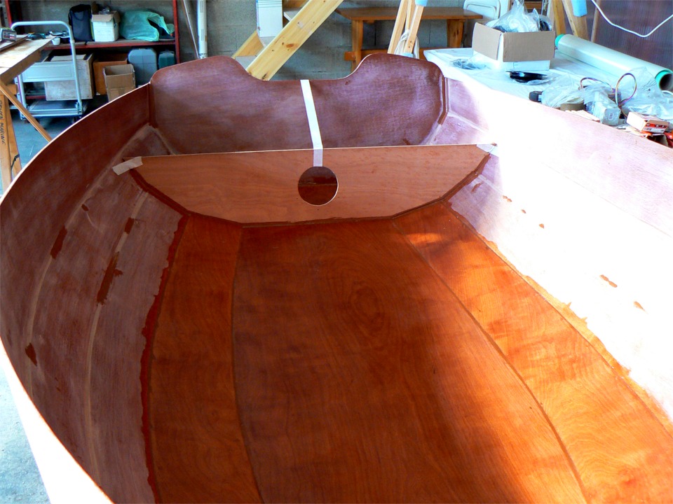 Une fois le gabarit au point, j'ai coup&eacute; la cloison d&eacute;finitive et je viens de la coller. La bande adh&eacute;sive sert &agrave; maintenir la cloison pendant que l'&eacute;poxy durcit. (Non, le bateau ne tient pas avec du scotch, ch&egrave;re Madame !) 