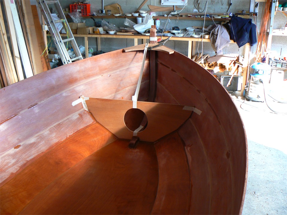 M&ecirc;me chose pour la cloison avant. J'ai fait une d&eacute;coupe pour une trappe &agrave; joint torique de 6 pouces (4 pouces &agrave; l'arri&egrave;re). 