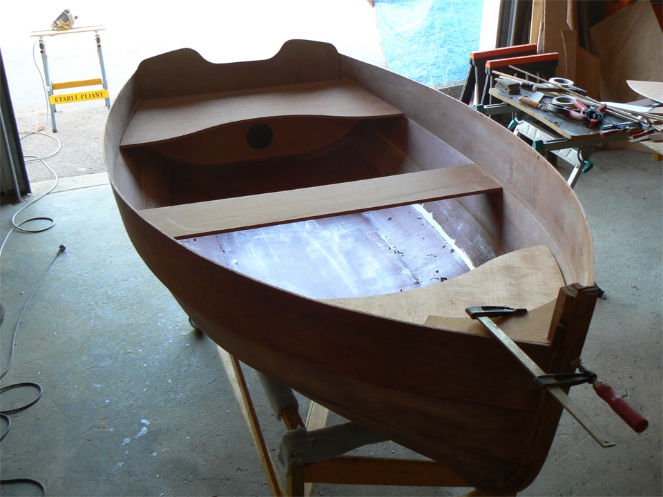 Essayage des trois si&egrave;ges. Il manque encore la structure de support du banc central. 