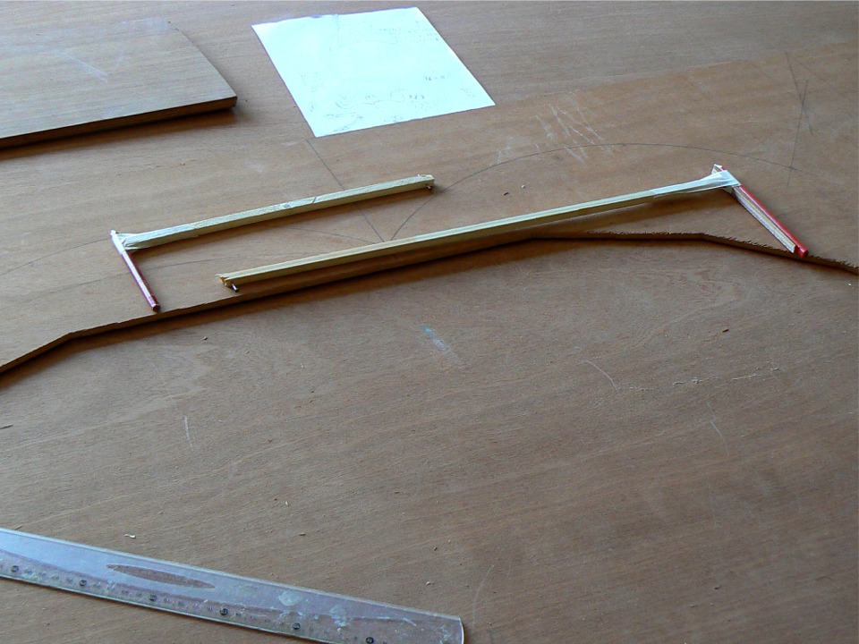 Voici deux autres "inventions" : mes compas clou-scotch, qui m'ont servi &agrave; tracer les arcs de cercle &agrave; grand rayon des bord des si&egrave;ges et du raidisseur du si&egrave;ge central. Je me sentais super intelligent d'avoir mis au point ces petits bijoux de technologie, mais bon... 