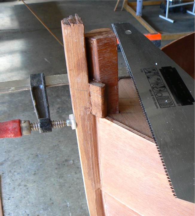 Il est temps de sacrifier la t&ecirc;te d'&eacute;trave, dont je ne garderai qu'un petit "nez" de quelques centim&egrave;tres. J'ai taill&eacute; de petites chutes de sapelli pour faire des "remplis" sur les bords entre l'&eacute;trave est la fausse &eacute;trave , qui seront ensuite rabattus sur le nez. 