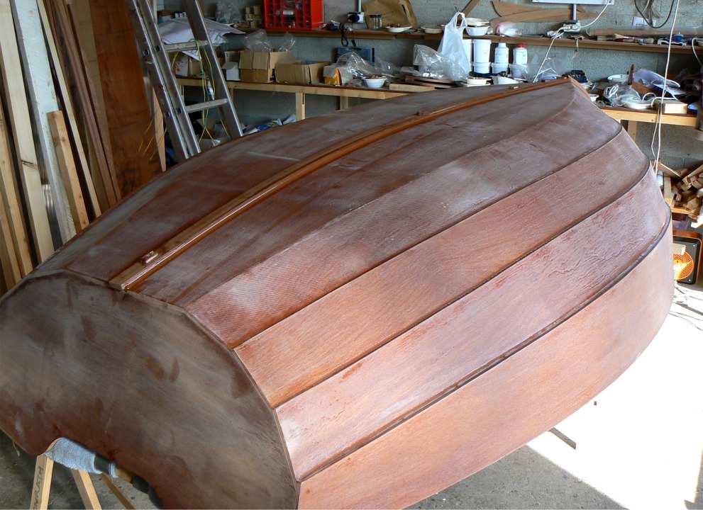 Collage du premier pli de la fausse quille. J'ai mis quelques vis temporaires par l'ext&eacute;rieur avant d'en mettre toute une autre s&eacute;rie par l'int&eacute;rieur. Je fais cette quille en deux &eacute;paisseurs car sa section est trop importante pour la cintrer et la coller tout seul. 