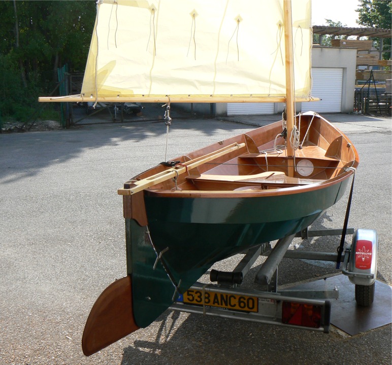 C'est le Skerry que j'ai construit l'automne dernier pour l'exposer au salon nautique de Paris en d&eacute;cembre dernier. Je l'ai gard&eacute; sous le coude pour l'essayer avec ce gr&eacute;ement de misainier au tiers et sa barre franche, deux modifications par rapport au mod&egrave;le "standard" am&eacute;ricain. 