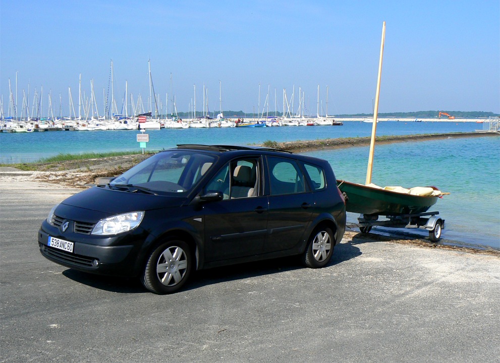 H&eacute;l&egrave;ne nous rejoindra avec un quatri&egrave;me Skerry en fin de journ&eacute;e. Un record d'affluence pour ce premier rassemblement ! Je fais cette seconde photo par honn&ecirc;tet&eacute;, car sur la pr&eacute;c&eacute;dente, le Skerry parait h&eacute;naurme. Cette image r&eacute;tablit un peu l'&eacute;liquilibre avec la premi&egrave;re, question de perspective ! Je suis arriv&eacute; un peu avant les autres Skerry et je me pr&eacute;lasse sur la magnifique cale de mise &agrave; l'eau du port du Mesnil-Saint-P&egrave;re en attendant. 