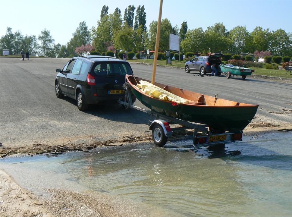 Prêt pour la première mise à l'eau de ce Skerry que j'avais construit pour l'exposer au salon nautique de Paris en décembre 2009. Ludo, Gérard et moi avons décidé de venir naviguer sur nos trois Skerry en marge du rassemblement de Yoles de Bantry organisé par la MJC de Saint Julien les Villas à l'occasion du dixième anniversaire des yoles "Audace" et "Audouce".