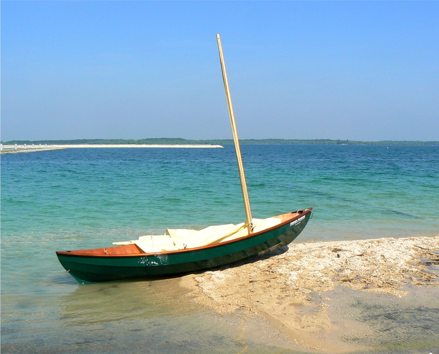 Si si, c'est bien le lac d'Orient ! Il faut presque se pincer pour le croire, &agrave; cause de la couleur de l'eau et du sable... Nous avons une chance fantastique avec le temps : grand soleil, petite brise d'une dizaine de noeuds, et temp&eacute;rature dans les 20-25 degr&eacute;s. J'ai mis &agrave; l'eau mon Skerry sans attendre les autres : tout &eacute;quip&eacute; on est encore en dessous des 60 kg, et &ccedil;a se fait donc tout seul sans peine.