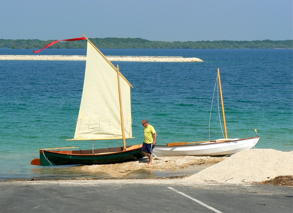 G&eacute;rard examine mon Skerry apr&egrave;s avoir mis &agrave; l'eau le sien. Entretemps, j'ai envoy&eacute; ma misaine au tiers et je suis pr&ecirc;t &agrave; d&eacute;marrer. 