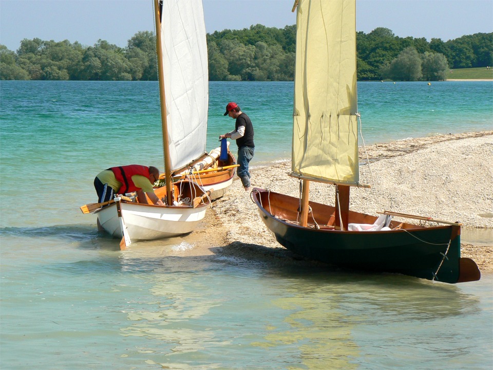 Gérard est prêt à son tour, pendant que Ludo ajuste quelques détails du nouveau gréement de sloop à livarde d'Anouket (précédemment gréée en misainier au tiers, comme Gérard et moi). 