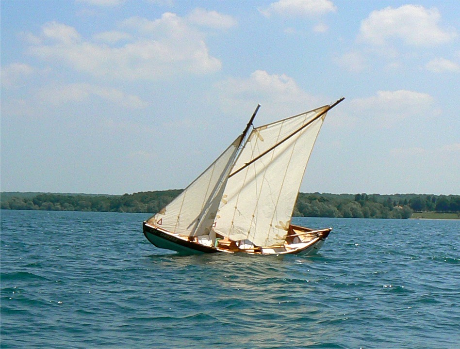Ludo assure le spectacle avec un bon coup de gîte ! Il s'agit en fait d'un déplacement inconsidéré de sa part au moment d'envoyer son foc : ces bateaux sont si légers qu'ils réagissent instantanément au déplacement de leur barreur. 