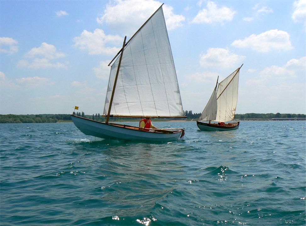Je saisis le Skerry de G&eacute;rard cabr&eacute; sur une vague (si si, il y des vagues sur le lac d'Orient !) Notez la girouette astucieusement fix&eacute;e sur la guirlande et la position de G&eacute;rard : il a ajout&eacute; des bancs lat&eacute;raux d&eacute;montables entre le banc central et le si&egrave;ge l'arri&egrave;re, qui lui permettent de barrer confortablement et au sec (Ludo et moi nous asseyons au fond !) 