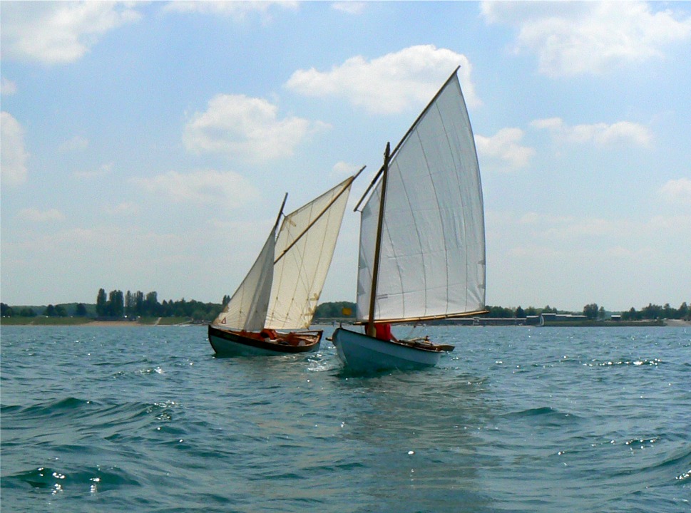 Jolie image des deux gréements côte à côte : sloop à livarde à gauche et misainier au tiers à droite. 