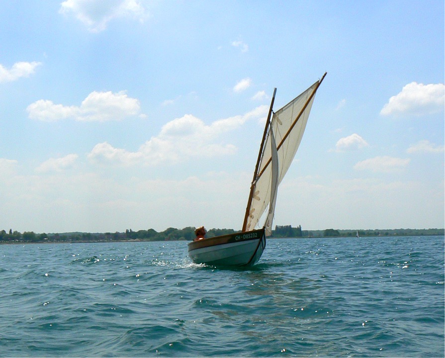 Ludo a encore quelques mises au point &agrave; faire sur son gr&eacute;ement, notamment remonter le capelage de drisse de foc sur le m&acirc;t et remplacer sa drisse qui s'&eacute;tire trop : on voit que le foc "banane" un peu au pr&egrave;s. 
