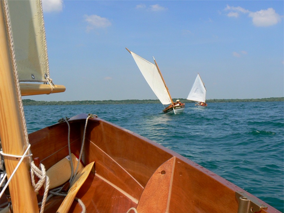 N'empêche que me voilà dernier de nouveau. On voit que Gérard laisse fasseyer sa voile pour nous attendre. La photo augmente un peu l'effet, mais le lac d'Orient est un plan d'eau tout à fait raisonnable pour tirer des bords sans se sentir coincé comme sur un étang. Comme le dit Gérard, il ne manque que les cris des mouettes... dont on arrive assez bien à se passer finalement ! 