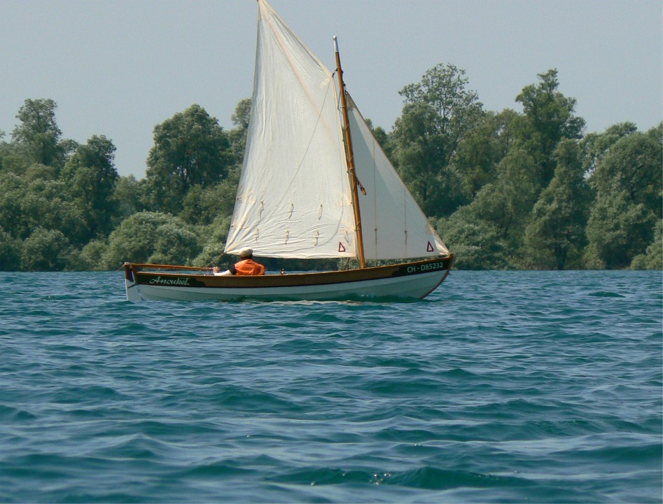 Le Skerry de Ludo est plus long d'une vingtaine de centimètres et il a également augmenté un peu la hauteur du carreau, et ajouté un gros coffre étanche par dessus le petit caisson arrière. 