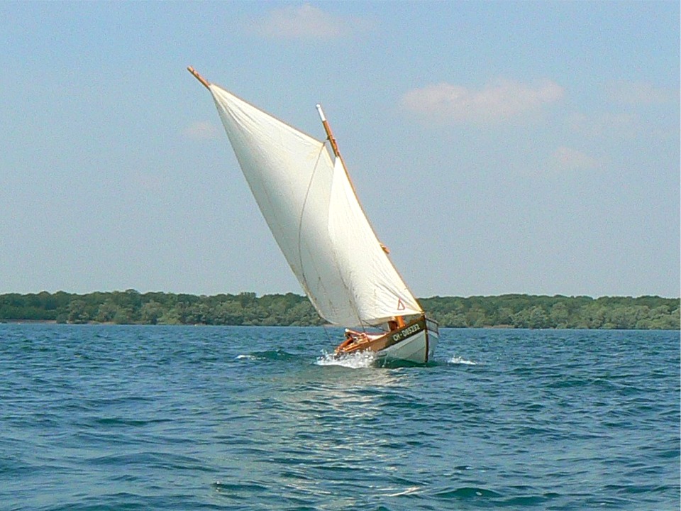 Joli petit coup de g&icirc;te sous une ris&eacute;e, qui permet &agrave; Anouket d'attraper un petit "os entre les dents" (le blanc de la vaque d'&eacute;trave de part et d'autre de celle-ci rappellerait un os dans la gueule d'un chien, selon certains commentateurs...) 