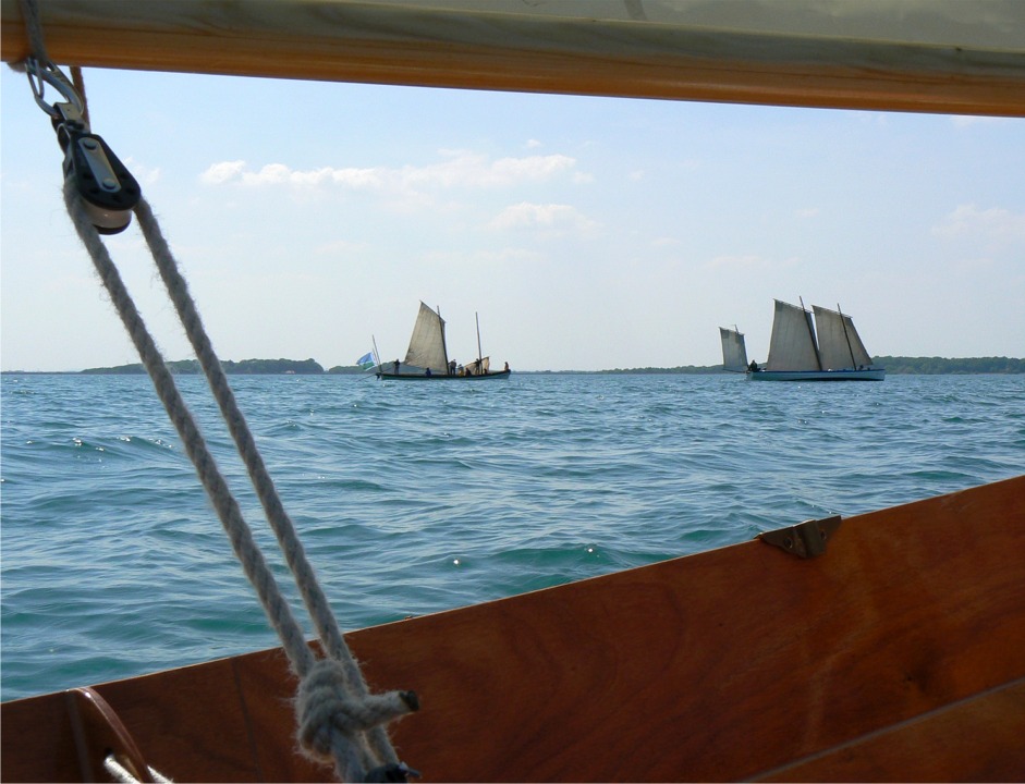 En fait elle va &agrave; peine plus vite que moi, car le vent est un peu l&eacute;ger pour son d&eacute;placement, et elle d&eacute;rive nettement plus au pr&egrave;s, du fait de sa quille longue tr&egrave;s peu profonde. "Fille de Loire" passe une autre yole en train d'envoyer sa voilure. Huit yoles au total &eacute;taient attendues pour participer &agrave; cet anniversaire. 
