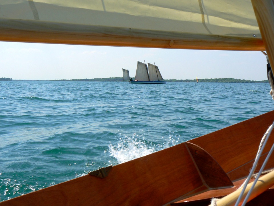 Apr&egrave;s nous &ecirc;tre remis de nos &eacute;motions du matin, nous revoici sur l'eau pour une rencontre fort sympathique ! Il s'agit de la Yole de Bantry "Fille de Loire", au pr&egrave;s sous toute sa toile. J'ai trich&eacute; avec l'ordre des images pour donner un meilleur dynamisme &agrave; la s&eacute;quence, pas pour faire croire que je rattrappe "Fille de Loire" avec mon Skerry, on n'est pas comme &ccedil;a !