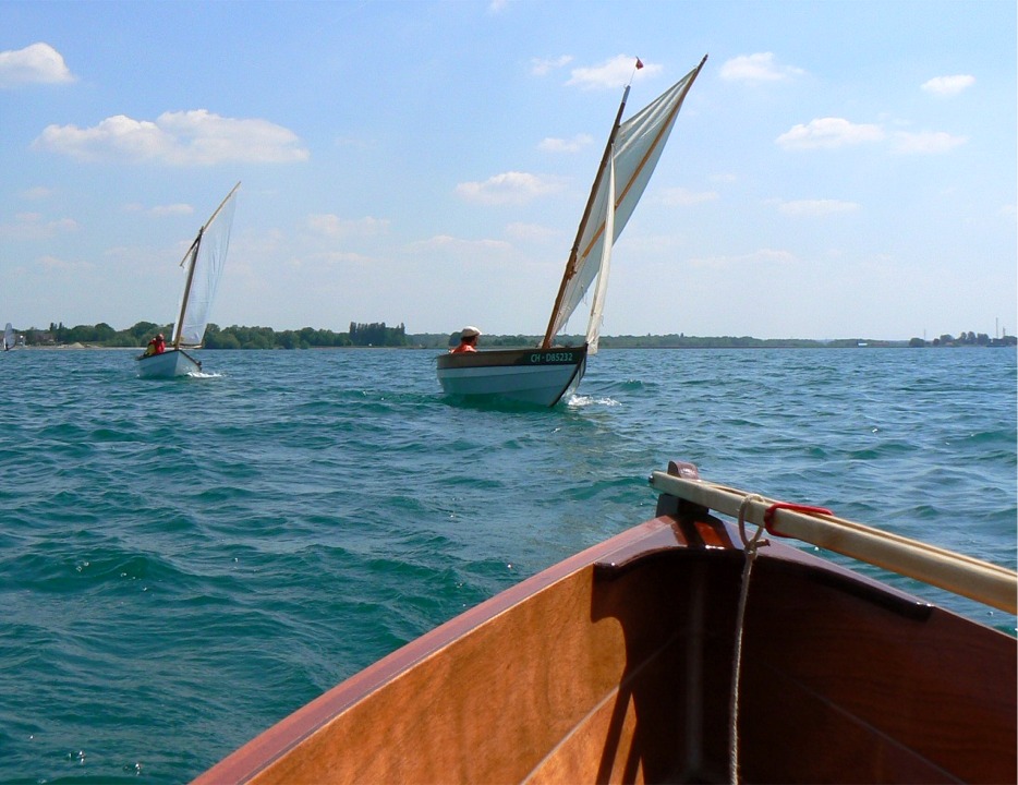 A mon tour de mener notre petite flotte ! Comme les connaisseurs du Skerry (un groupe qui ne cesse de cro&icirc;tre !) l'auront d&eacute;j&agrave; not&eacute;, j'ai remplac&eacute; le syst&egrave;me de barre &agrave; guignol et timon par une barre franche traditionnelle (fine et longue) tout comme Ludo et G&eacute;rard.