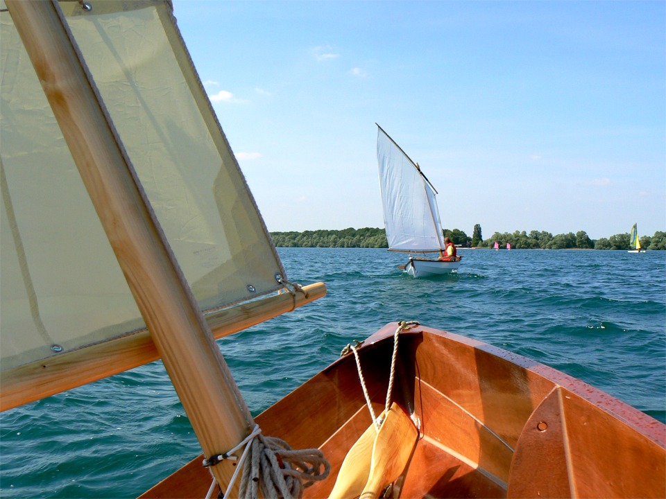 Pas besoin de gambeyer sur mon gr&eacute;ement au tiers. Les anglais appellent cela "standing lug", par opposition au "balanced lug", mais j'ignore s'il existe une telle diff&eacute;renciation en fran&ccedil;ais. Ma voile reste toujours du m&ecirc;me cot&eacute; du m&acirc;t quelle que soit l'amure. Il y a donc un cot&eacute; (sous le vent) o&ugrave; sa forme est meilleure et donc son rendement plus &eacute;lev&eacute;, mais la diff&eacute;rence est r&eacute;duite par les perturbations g&eacute;n&eacute;r&eacute;es par le m&acirc;t. 
