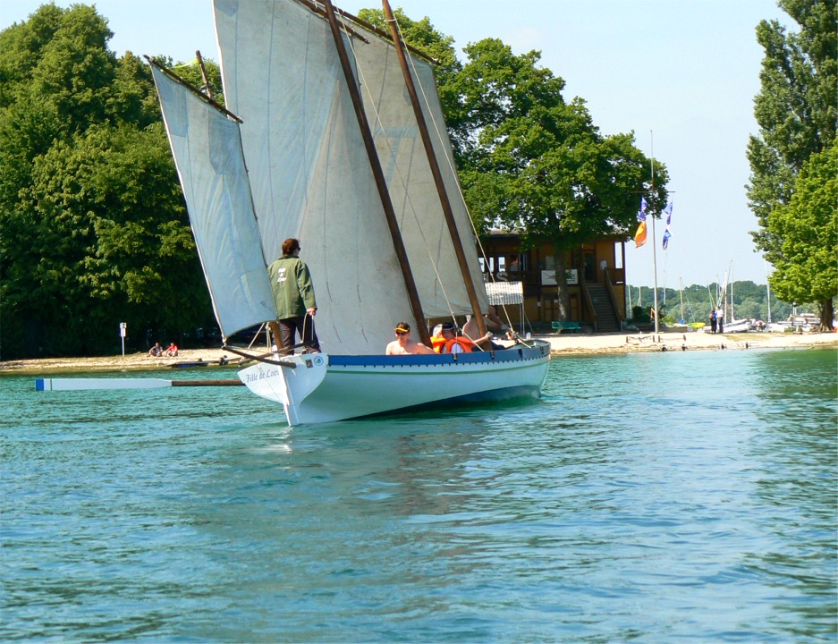 Revoici justement "Fille de Loire" pour une d&eacute;monstration de gambeyage : la barreuse lance le virement en douceur pendant qu'un &eacute;quipier sort un aviron sur b&acirc;bord pour aider la yole &agrave; passer le lit du vent (un peu faible &agrave; cet endroit abrit&eacute;, ce qui n'aide gu&egrave;re). 