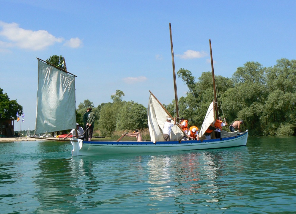 Le reste de l'&eacute;quipage affale la misaine et la grand-voile, fait passer les vergues sur l'autre bord des m&acirc;ts, lib&egrave;re l'amure de la voile pour la saisir sur la nouvelle amure, puis renvoie les voiles : presque rien &agrave; faire ! 