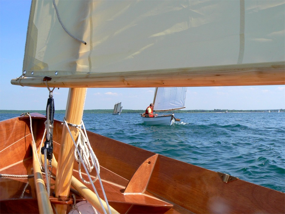 Comme on le voit sur cette image, ma voile est sur sa "mauvaise" amure, alors que celle de Gérard est sur la "bonne", et franchement on n'y voit guère de différence sur la performance de nos Skerry. 