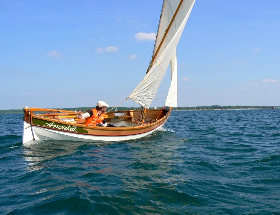 Jolie vue d'Anouket. Comme moi, Ludo n'a pas encotre install&eacute; de bancs lat&eacute;raux, et il est assis au fond de son bateau. L'avantage de cette position basse est que l'on a une vue sur 360&deg; sous la bordure de la ou des voiles. 