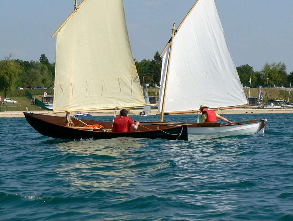Ronan garde le contr&ocirc;le au vent pendant que G&eacute;rard tente de passer en force sous le vent.... 