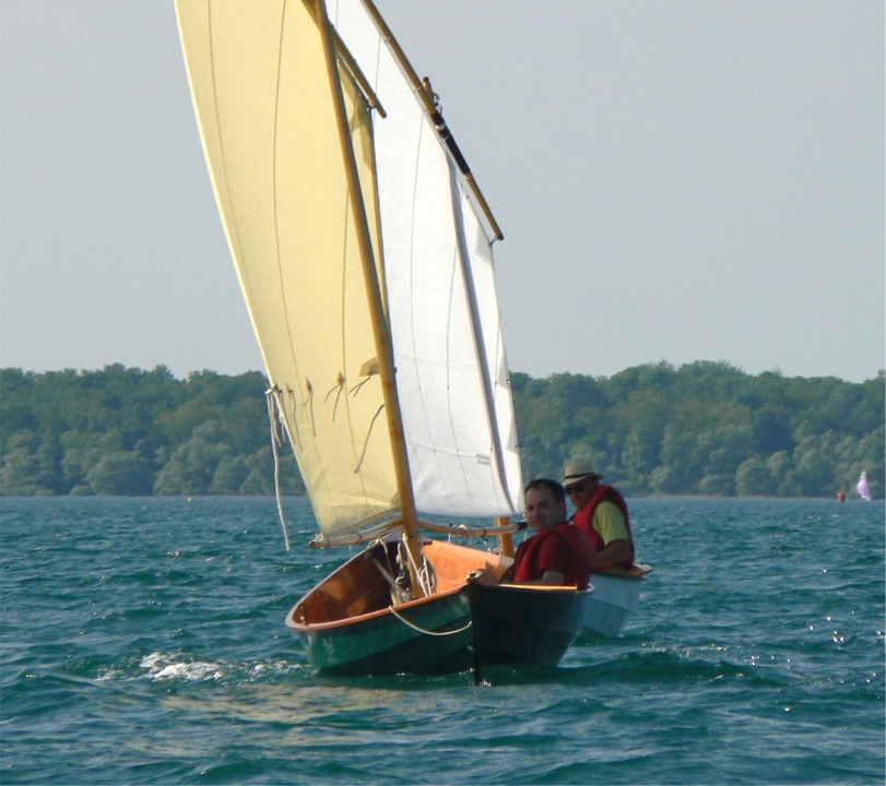 Cette image est compl&eacute;mentaire de la pr&eacute;c&eacute;dente : le t&eacute;l&eacute;objectif "&eacute;crase" les plans et donne l'impression que la coque des Skerry est tr&egrave;s enfonc&eacute;e sur l'image pr&eacute;c&eacute;dente, alors que sur celle-ci, elles ont l'air d'effleurer &agrave; peine la surface de l'eau... 