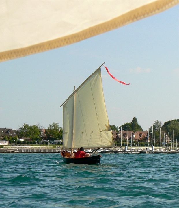 Ronan au grand-largue. Commentaires sur l'image pr&eacute;c&eacute;dente. Nous rentrons pour accueillir H&eacute;l&egrave;ne, qui arrive de Vesoul avec le quatri&egrave;me Skerry de cette m&eacute;morable journ&eacute;e. 