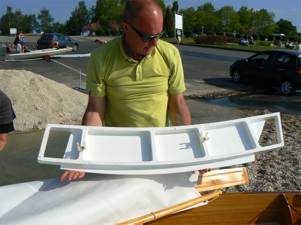 Le fait de les laisser d&eacute;montables a oblig&eacute; G&eacute;rard &agrave; leur donner une structure plus importante que s'ils &eacute;taient fixes. Celle-ci est r&eacute;alis&eacute;e en lamell&eacute;-coll&eacute; pour les deux longerons courbes, reli&eacute;s par des joints-cong&eacute;s aux entretoises. Le dessus est habill&eacute; en contreplaqu&eacute; de 10 mm. 