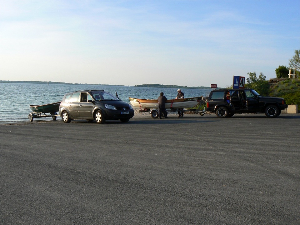 Hélène et Ludo discutent de collection d'engins motorisés anciens, motos, voitures et avions, une autre passion partagée, avant de reprendre la route... Nous reviendrons certainement au lac d'Orient, pratique pour les malheureux qui habitent loin de la mer, et je passerai l'information dans les "Nouvelles" : à bon entendeur... 