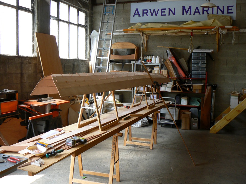 Je me suis remis au travail sur la Yole de Chester : je viens de suturer la quatri&egrave;me paire de bord&eacute;s (sur 6). C'est la cinqui&egrave;me Yole de Chester que je construis et cette fois encore, je confirme que cette position &agrave; l'envers est la plus facile pour suturer les bord&eacute;s. C'est un peu d&eacute;licat jusqu'&agrave; la troisi&egrave;me paire de bord&eacute;s, car l'ensemble tient mal sur les tr&eacute;teaux et ne demande qu'&agrave; tomber (il ne fait pas que demander, d'ailleurs). 