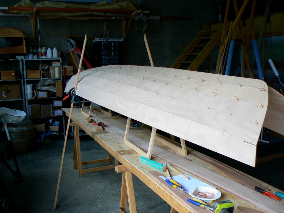 Et voilà l'avant dernière paire de bordés en place. La découpe des premiers bordés est assez "torturée" et il ne faut pas essayer de serrer les sutures afin d'avoir tous les bordés jointifs immédiatement. Ce n'est qu'à la fermeture de l'étrave que tout se mettra en place et que l'on pourra "reprendre le mou" des sutures entre les bordés 1, 2 et 3. 