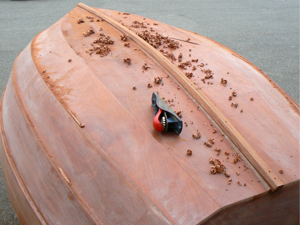 Grand moment de solitude sur l'Arwen : afin de passer la fausse quille d'une section rectangulaire &agrave; une section trap&eacute;zo&iuml;dale, je n'ai rien trouv&eacute; de mieux que la scie circulaire, r&eacute;gl&eacute;e &agrave; la profondeur et &agrave; l'angle idoine. J'ai fini ensuite au rabot, puis &agrave; la ponceuse. Inutile de dire que j'&eacute;tais content de ranger la scie circulaire : c'&eacute;tait assez similaire aux impressions que l'on doit se faire en se coupant les ongles avec une guillotine ! D'un autre cot&eacute;, je n'ai jamais essay&eacute;... 