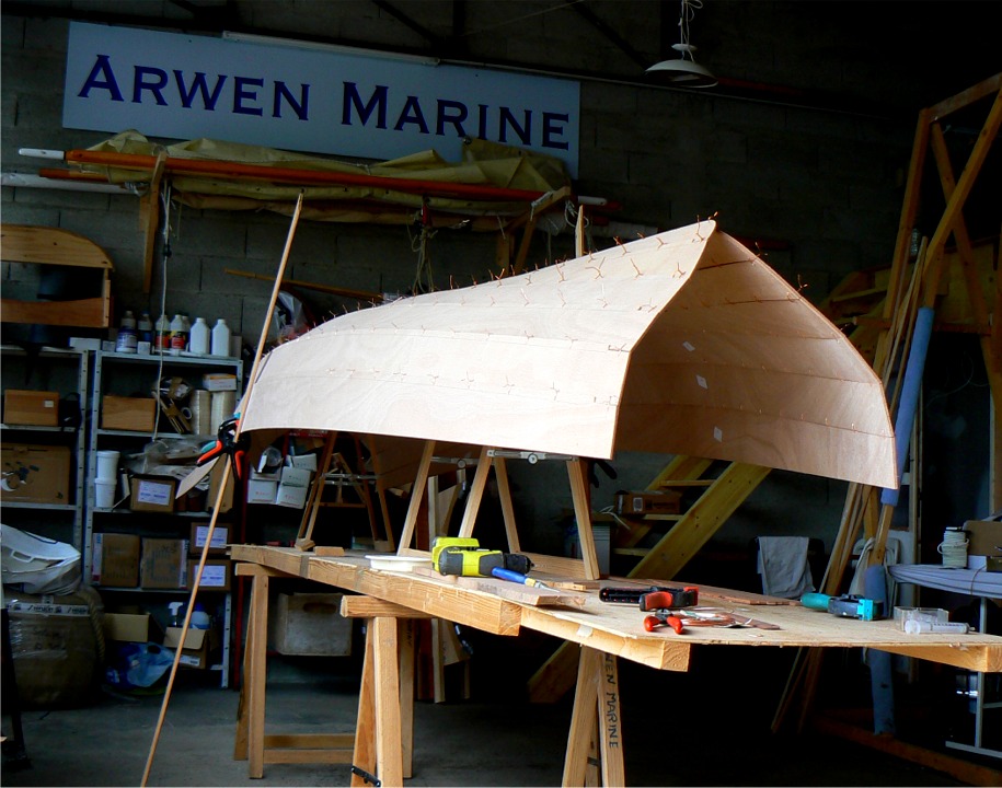 Tous les bord&eacute;s sont en place, et il est temps de s'occuper de fermer les extr&eacute;mit&eacute;s. On commence par serrer les sutures afin de s'assurer que les bord&eacute;s soient le plus jointifs possible sur l'&eacute;trave et sur le tableau (on s'occupera de r&eacute;duite les jours sur les joints un peu plus tard). 