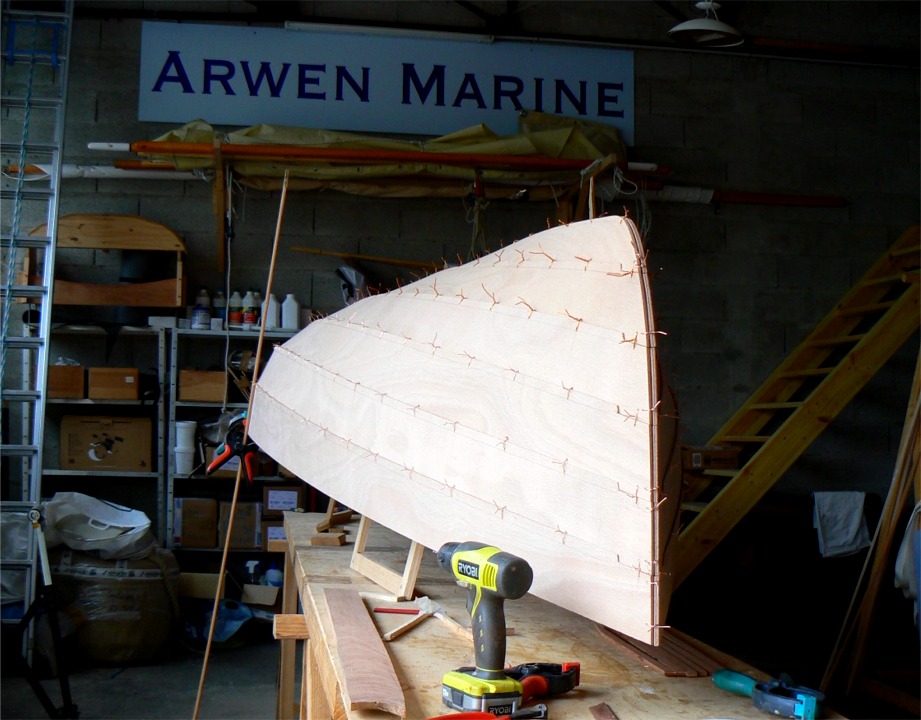 Et voil&agrave; l'&eacute;trave cousue. C'est facile si on s'est bien assur&eacute; que les bord&eacute;s soient super jointifs avant de rapprocher les deux "joues" de l'&eacute;trave. 