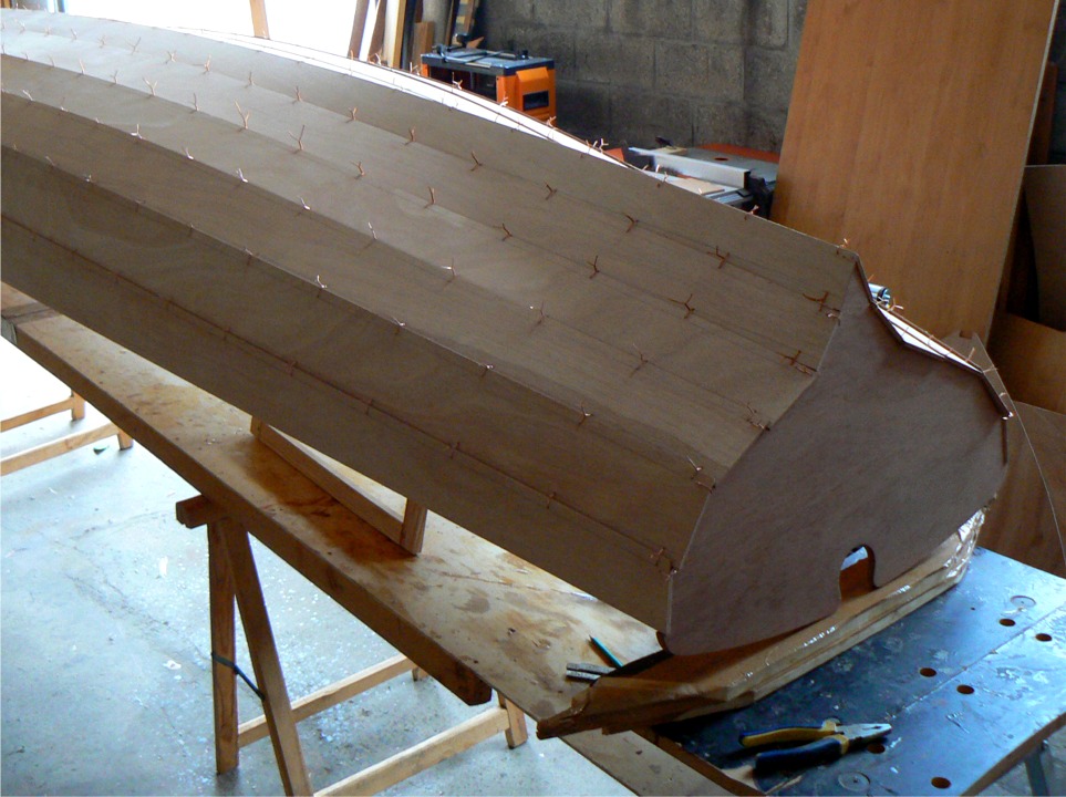 A l'arri&egrave;re, j'utilise un &eacute;tabli et des cales afin de pouvoir poser le bord du tableau et "n&eacute;gocier" avec les bord&eacute;s en ayant un point d'appui... L&agrave; aussi, tout se passe bien &agrave; condition d'avoir bien resser&eacute; les coutures avant d'ins&eacute;rer le tableau. 