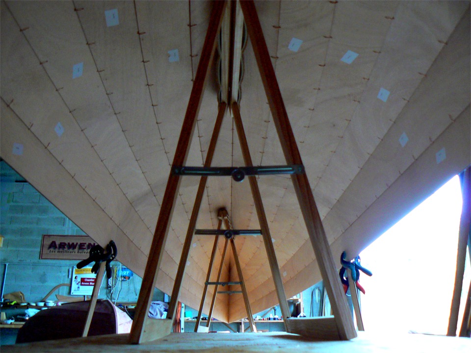 Je prends une photo de l'int&eacute;rieur de la coque en attendant Igor, qui va m'aider &agrave; la retourner pour la suite des op&eacute;rations. 