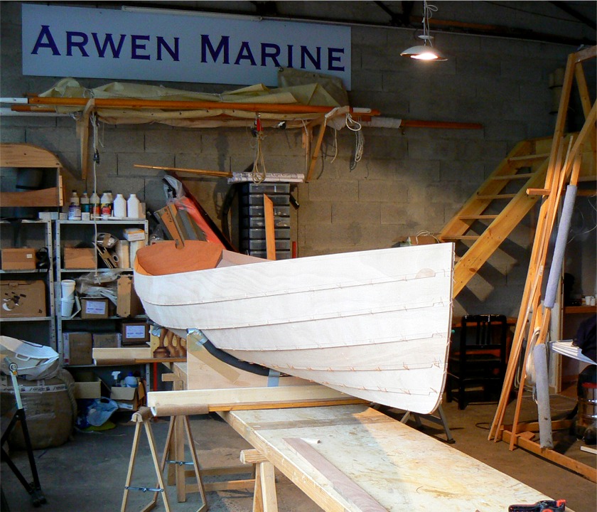 Igor et moi avons retourn&eacute; la coque, encore tr&egrave;s l&eacute;g&egrave;re &agrave; ce point, et surtout tr&egrave;s "molle" : l'absence totale de structure interne &agrave; ce stade la laisse libre de se tordre d'une fa&ccedil;on tr&egrave;s d&eacute;concertante... 